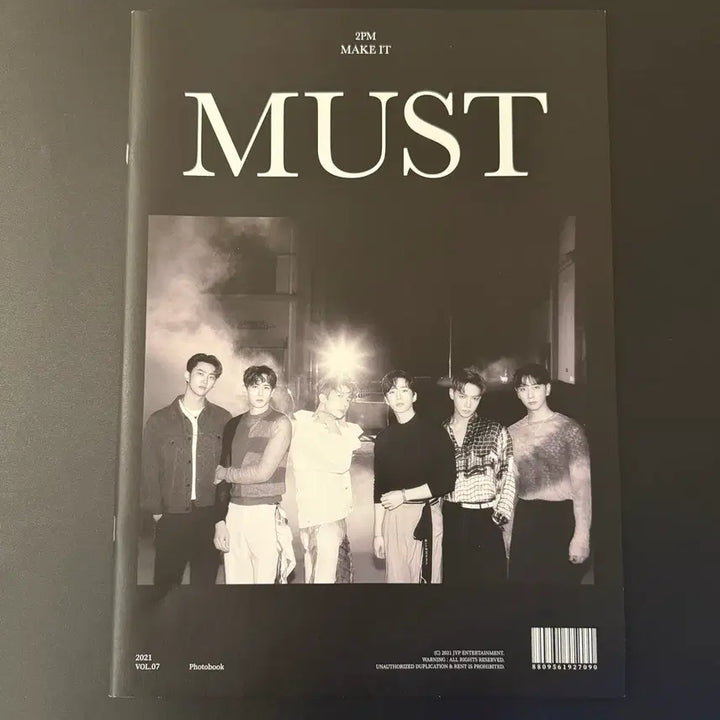 [BUNJANG] 2PM Junho MUST Making Book Photobook &amp; Star1 Magazine Bundle Set / 2pm 투피엠 해야해 must 메이킹북 포토북 + 이준호 star1 대왕 잡지 일괄 준호