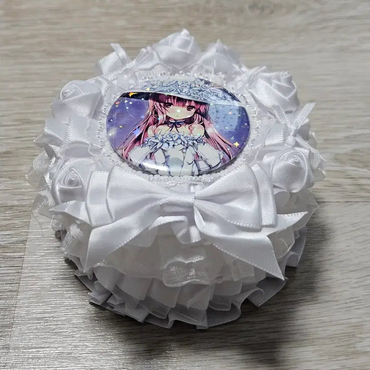 [BUNJANG] Ribbon Rosette 3D Cake Can Badge Stand - White / 리본 로제트 입체 케이크 캔뱃지 장식 거치대 ㅡ 화이트