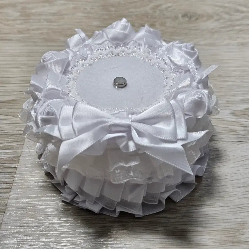 [BUNJANG] Ribbon Rosette 3D Cake Can Badge Stand - White / 리본 로제트 입체 케이크 캔뱃지 장식 커버 케이스 ㅡ 생크림