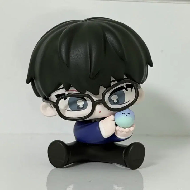 [BUNJANG] Gedam Chulgeun All Sitting Figure Grape Agent with Griptok / [그립톡 포함] 괴담출근 모두앉아 피규어 포도 요원