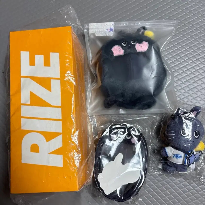 [BUNJANG] RIIZE Cheer Stick, Cape, 10cm Doll, Pouch Bundle Set / 라이즈 응원봉, 케이프, 10cm 인형, 파우치 토냥덕 일괄 양도합니다.