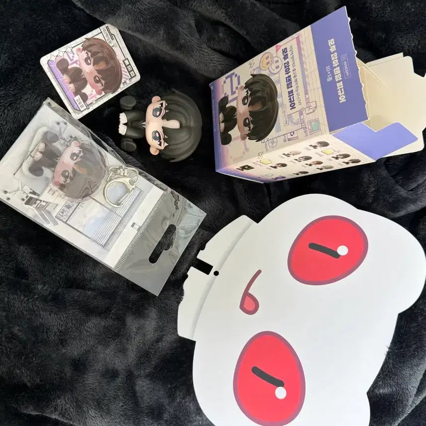 [BUNJANG] Gwedam Office Kim Sol Eum Figure with Sealed Acrylic Keyring / [미개봉 키링 포함] 괴담출근 모두앉아 피규어 김솔음