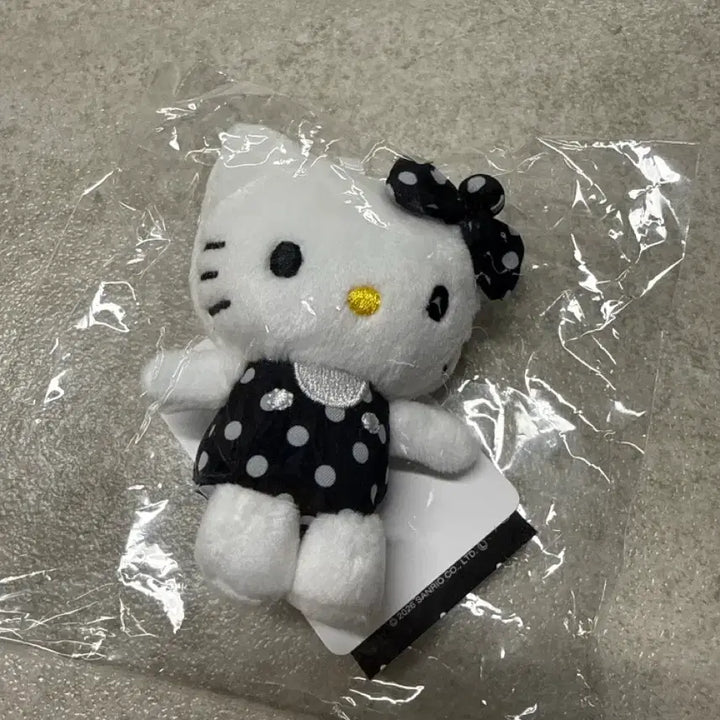 [BUNJANG] MPERCENT Lorizfarm Hello Kitty Doll Black Limited Edition / 미퍼센트 로리즈팜 헬로키티 인형 블랙 한정