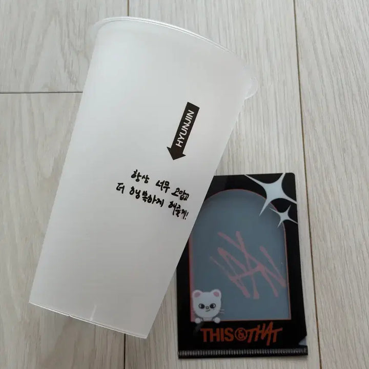 [BUNJANG] Stray Kids Disc and That Popup Reusable Cup &amp; Holder Hyunjin Set / 스트레이키즈 스키즈 디스앤댓 팝업 입장 특전 리유저블 컵 포카 홀더 현진 지니렛 세트