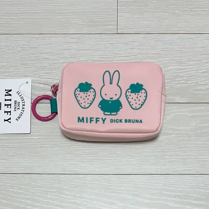[BUNJANG] Miffy Strawberry Carabiner Pouch / 미피 딸기 카라비너 파우치