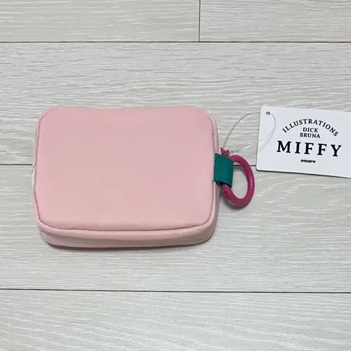 [BUNJANG] Miffy Strawberry Carabiner Pouch / 미피 딸기 카라비너 파우치