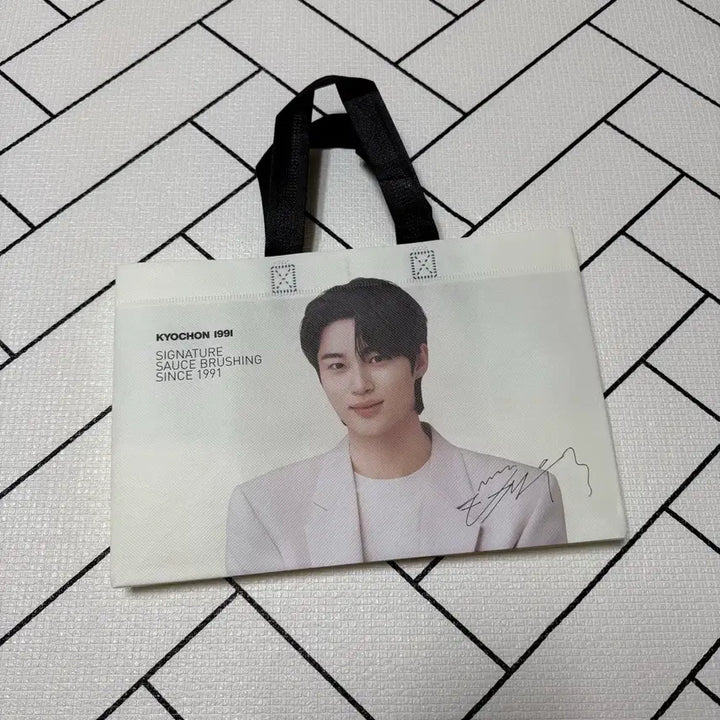[BUNJANG] Kyochon Chicken Byun Woo-seok Tartarin Bag / 교촌치킨 변우석 가방
