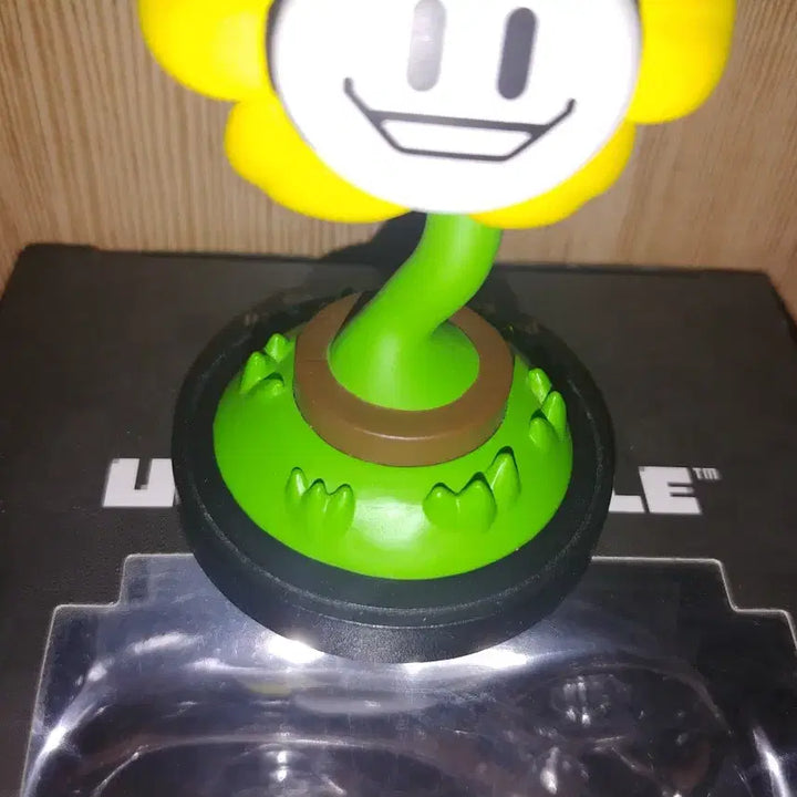 [BUNJANG] FanGamer Undertale Flowey Figure &amp; Fan Club Badge Bundle Set / [판매] 팬게이머 언더테일 플라위 피규어 + 팬클럽 뱃지 일괄