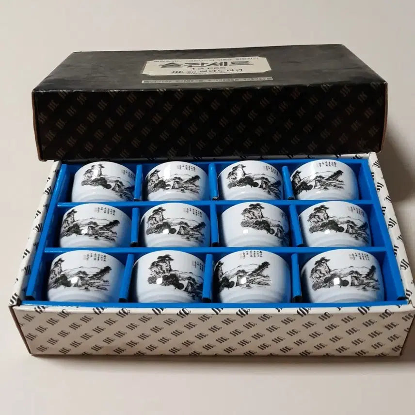[BUNJANG] Miryang White Porcelain Vintage Sake Cup Set (12 Pieces) / 밀양백자빈티지도자기 술잔 세트 12개입