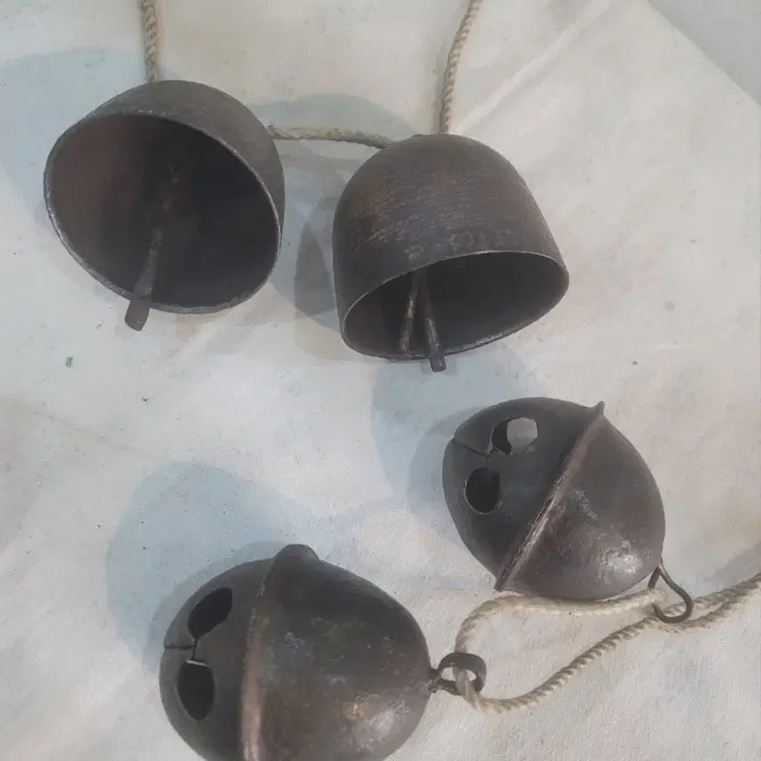 [BUNJANG] Iron Bell Set (2 pieces) / 민속품 / 옛날 워낭방울/ 무쇠방울 2세트