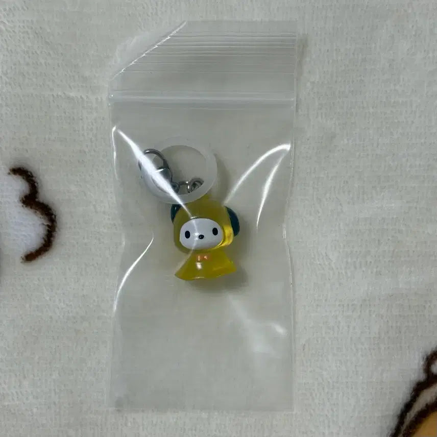 [BUNJANG] Sanrio Pochacco Raincoat Keychain Gacha Figure / 산리오 포차코 우비 메지루시 가챠