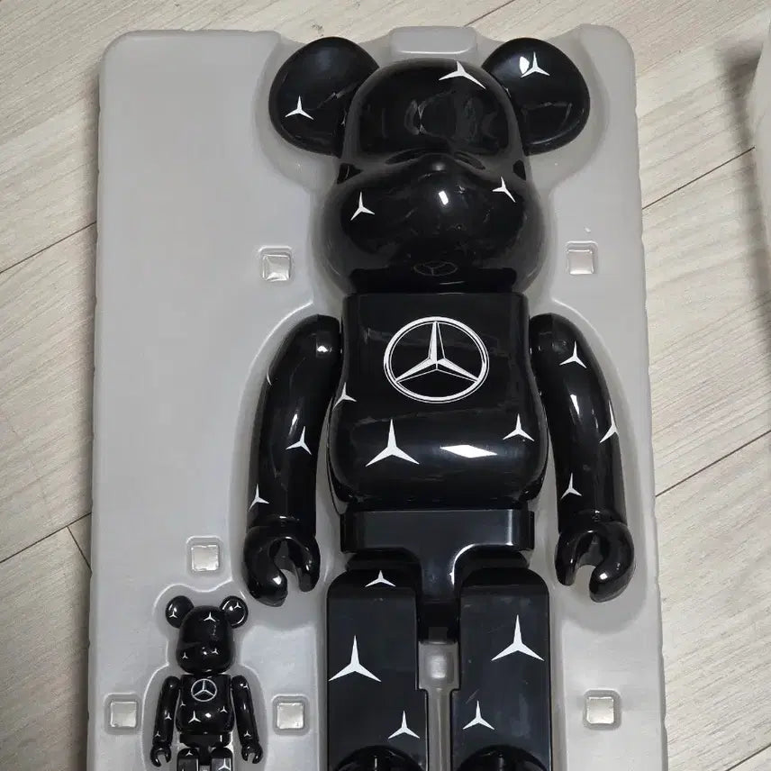 [BUNJANG] Mercedes-Benz x Bearbrick 400% &amp; 100% Limited Edition Set / 메르세데스 벤츠 베어브릭 400&amp;100 세트