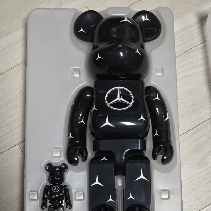 [BUNJANG] Mercedes-Benz x Bearbrick 400% &amp; 100% Limited Edition Set / 메르세데스 벤츠 베어브릭 400&amp;100 세트