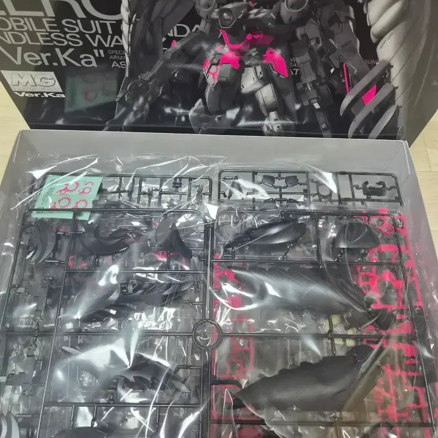 [BUNJANG] Bandai MG 1/100 Wing Gundam Zero EW Ver.Ka Recirculation Color/Neon Pink / 반다이 MG 1/100 윙 건담 제로 EW Ver.Ka 리써큘레이션 컬러/네온 핑크
