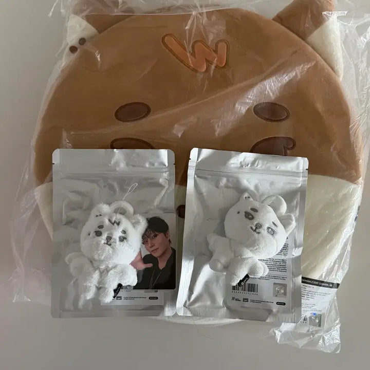 [BUNJANG] Young K Youngest Keyring Angel Ppurimeul Demeul Cushion / 영케이 영기스트 키링 천사 쁘멀 데멀 + 방석 새상품