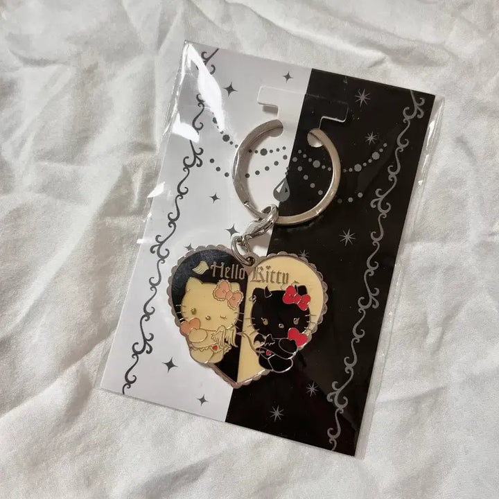[BUNJANG] Hello Kitty Angel &amp; Devil Classic Keychain Heart / 천사와 악마 고전 키티 키링 하트