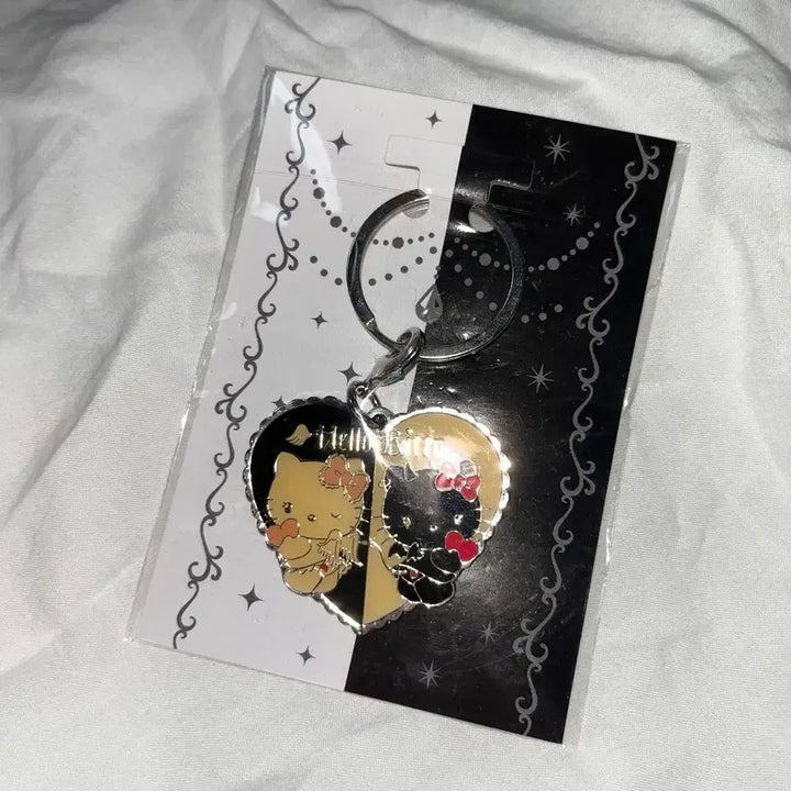 [BUNJANG] Hello Kitty Angel &amp; Devil Classic Keychain Heart / 천사와 악마 고전 키티 키링 하트