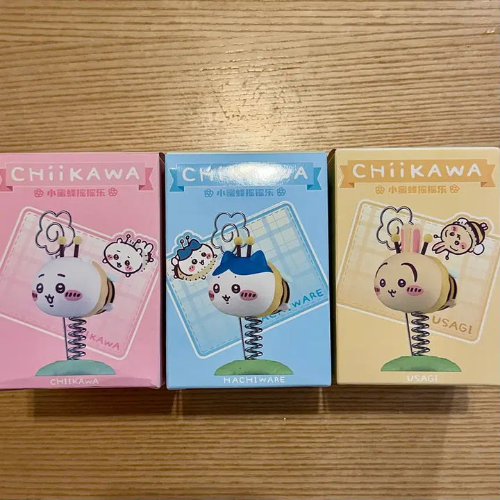 [BUNJANG] Chiikawa Bee Shaking Figure Memo Holder / 치이카와 꿀벌 흔들 피규어 데스크탑 차량용 메모꽂이