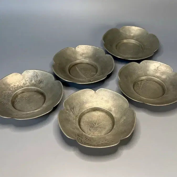 [BUNJANG] Gyeongjongdangjo Celadon Lotus Flower and Five Gentlemen Pattern Gilded Bronze Tea Tray Set (5 pieces) / 경종당조 화형 오군자문 주석 잔탁 5매  no.20260308 차탁 차선 잔대 잔받침