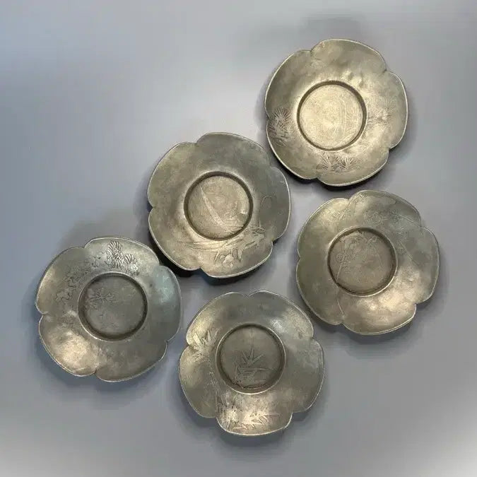 [BUNJANG] Gyeongjongdangjo Celadon Lotus Flower and Five Gentlemen Pattern Gilded Bronze Tea Tray Set (5 pieces) / 경종당조 화형 오군자문 주석 잔탁 5매  no.20260308 차탁 차선 잔대 잔받침