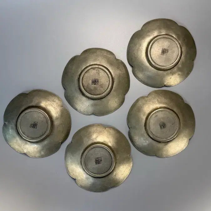 [BUNJANG] Gyeongjongdangjo Celadon Lotus Flower and Five Gentlemen Pattern Gilded Bronze Tea Tray Set (5 pieces) / 경종당조 화형 오군자문 주석 잔탁 5매  no.20260308 차탁 차선 잔대 잔받침