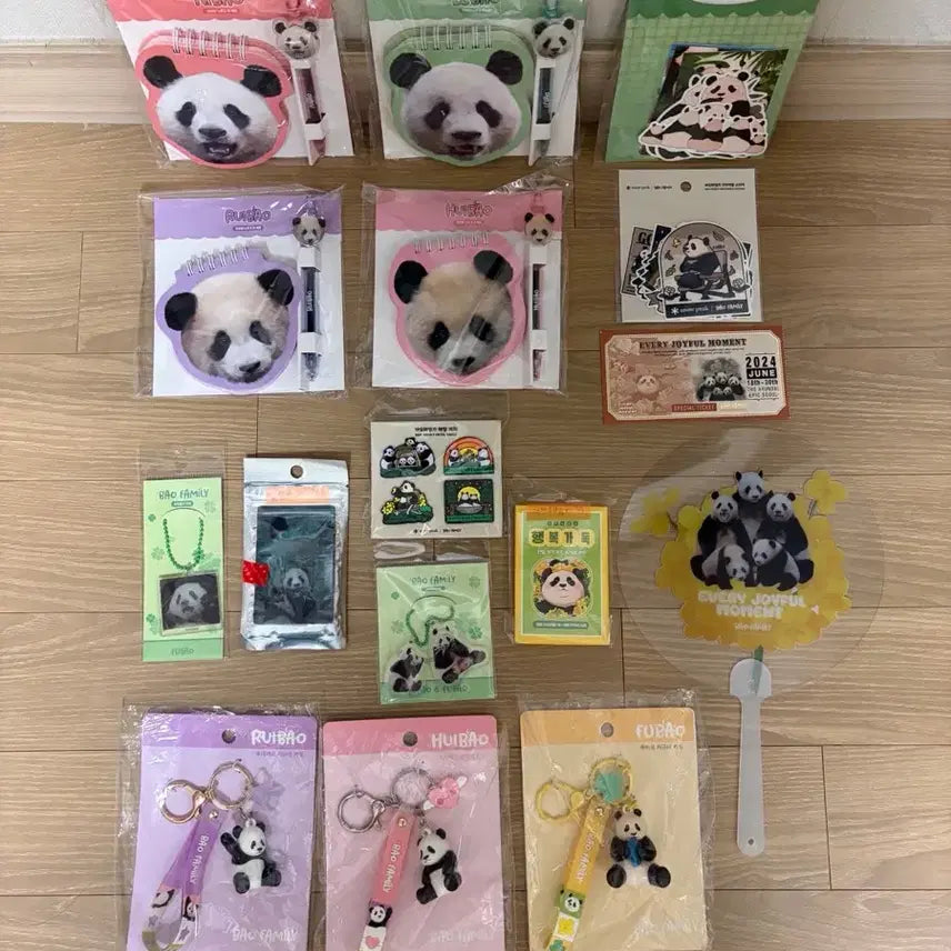 [BUNJANG] Bao Family Goods Set (Keychains, Figures, Notebooks, Stickers, Lenticulars, Magnets, Badges, Fans, Tickets) / 바오패밀리굿즈세트 바오(키링피규어3종,노트4종 푸바오제외,스티커)등 일괄로 판매 해요~
