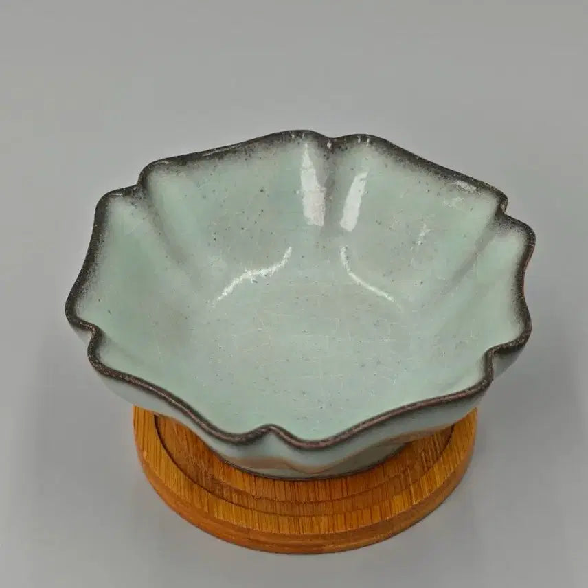 [BUNJANG] Qing Dynasty Early Longquan Celadon Lobed Flower-Shaped Bowl / 청대 초기 용천요 청자 빙렬유 능화형완 요지 출토품 중국도자기 골동품 고미술품 수집품