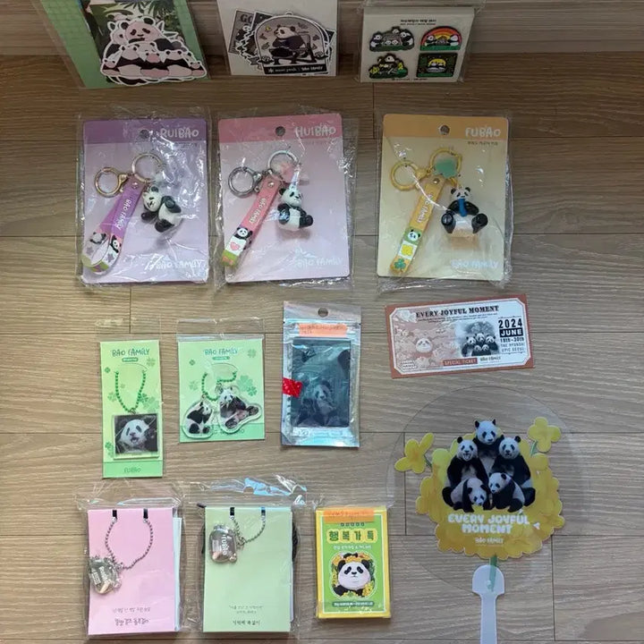 [BUNJANG] Bao Family Goods Set / 바오패밀리굿즈세트 바오(키링 피규어3종,쌍둥이,푸바오 목걸이2종,스티커)등 일괄로 판매해요~