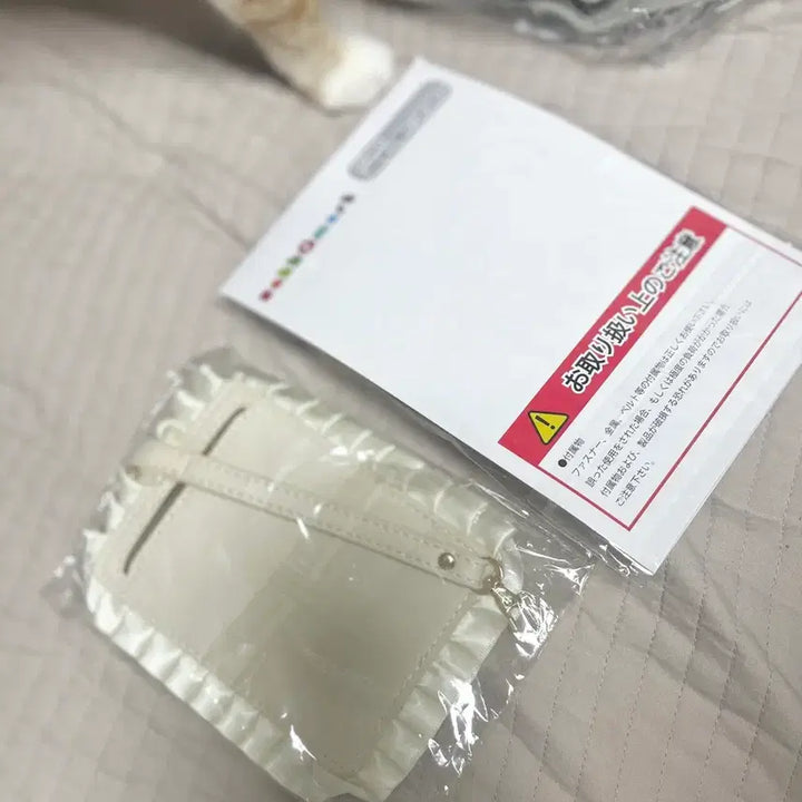 [BUNJANG] JAKAMART Photocard Holder + Pin Badge Holder - Ivory / 자카마트 포카홀더+핀뱃지홀더 아이보리