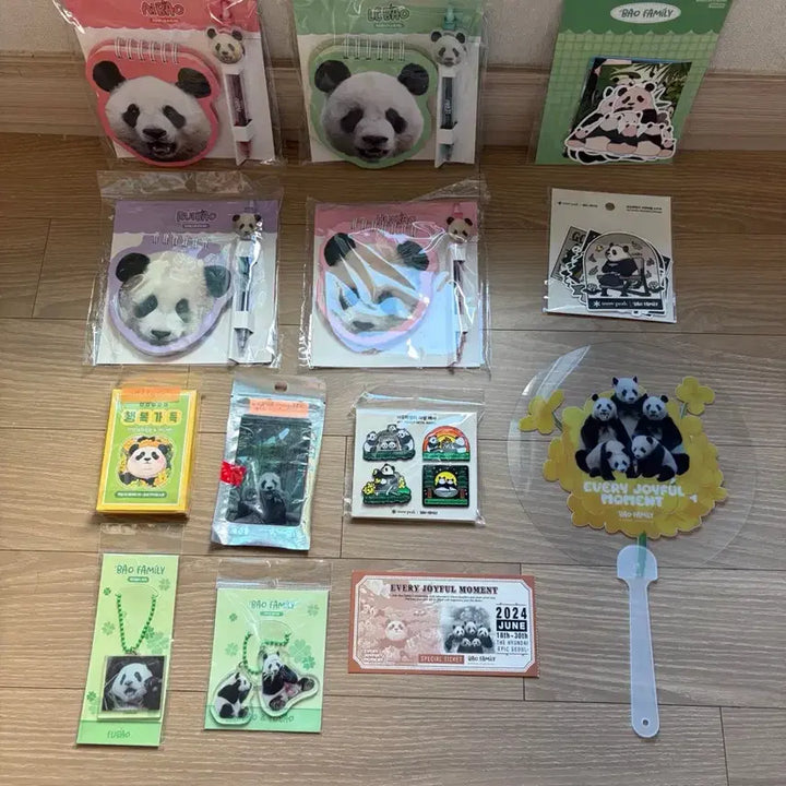 [BUNJANG] Bao Family Goods Set - Notebooks, Stickers, Lenticulars, Keychains, Badges, Fan / 바오패밀리굿즈세트 귀여운 바오(노트4종 푸바오제외,스티커)등 일괄로 판매해요~