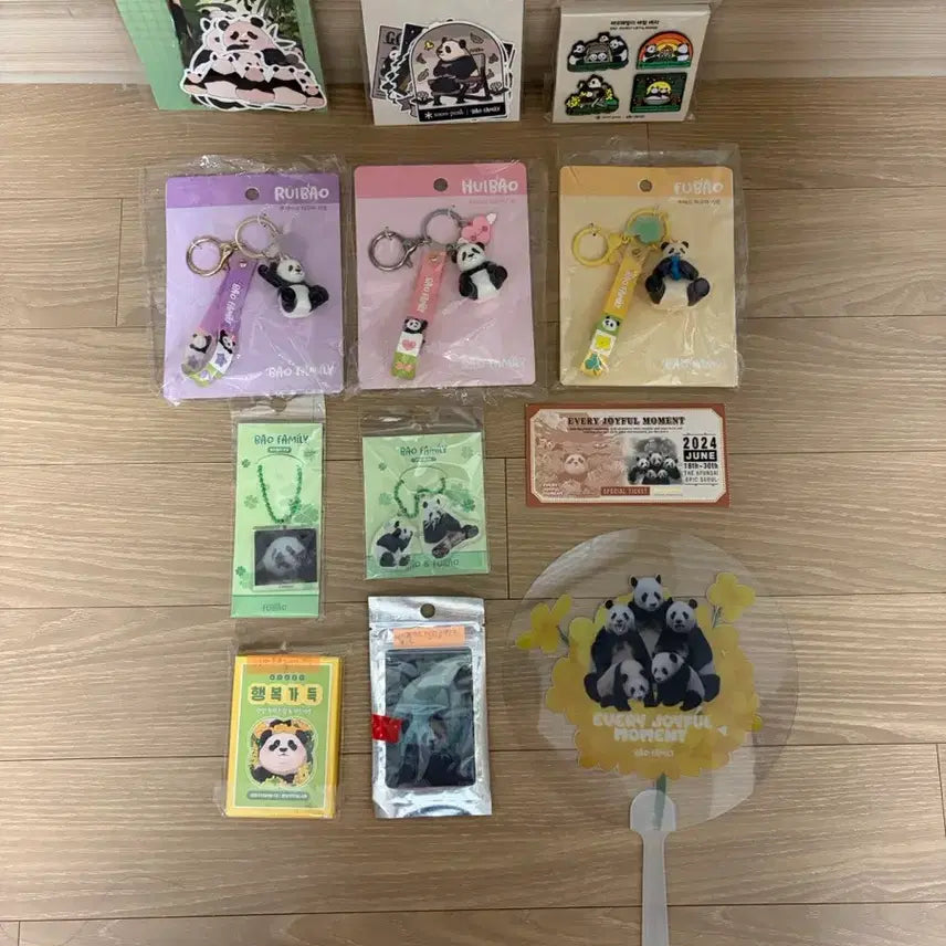 [BUNJANG] Bao Family Goods Set (Keyring Figure 3 Types, Sticker, Lenticular, Magnet, Badge, Fan, Ticket) / 바오패밀리굿즈세트 귀여운 바오(키링 피규어 3종,스티커)등 일괄로 판매해요~