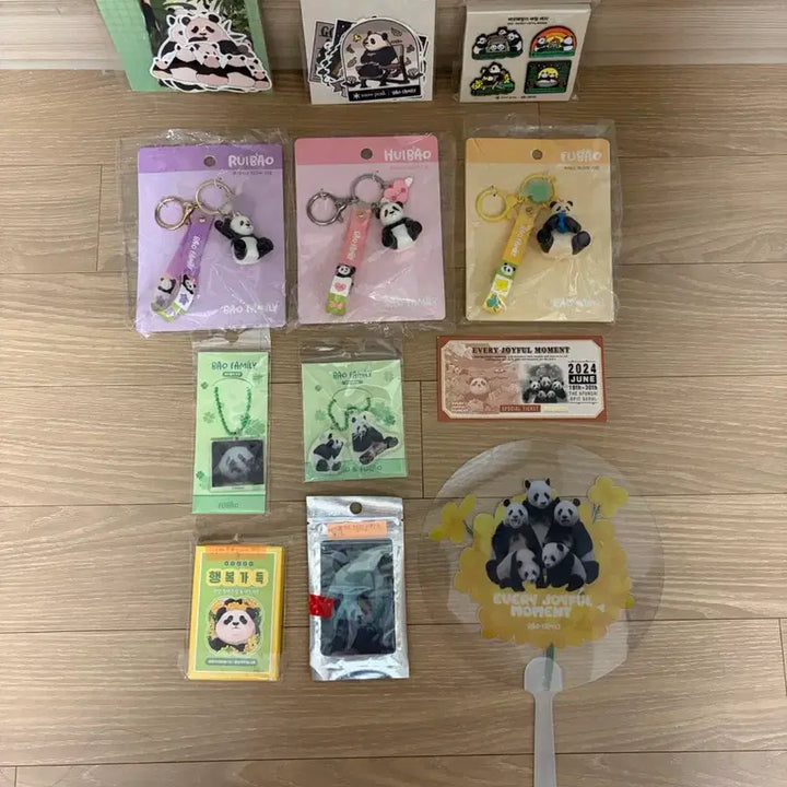 [BUNJANG] Bao Family Goods Set (Keyring Figure 3 Types, Sticker, Lenticular, Magnet, Badge, Fan, Ticket) / 바오패밀리굿즈세트 귀여운 바오(키링 피규어 3종,스티커)등 일괄로 판매해요~