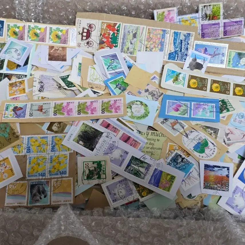 [BUNJANG] Assorted Japanese and International Stamps Bundle / 1. 일본 여러종류 우표 종이부착 된 우표와 해외우표 한박스 일괄 .