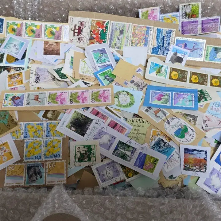 [BUNJANG] Assorted Japanese and International Stamps Bundle / 1. 일본 여러종류 우표 종이부착 된 우표와 해외우표 한박스 일괄 .