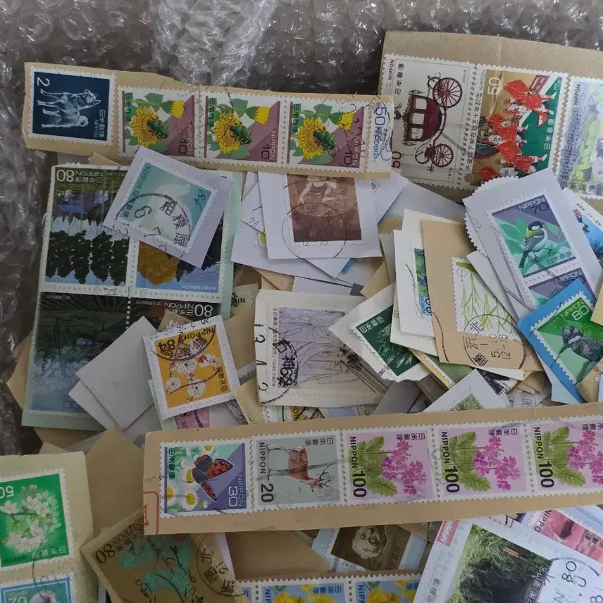 [BUNJANG] Assorted Japanese and International Stamps Bundle / 1. 일본 여러종류 우표 종이부착 된 우표와 해외우표 한박스 일괄 .
