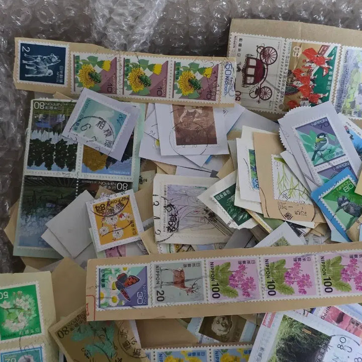 [BUNJANG] Assorted Japanese and International Stamps Bundle / 1. 일본 여러종류 우표 종이부착 된 우표와 해외우표 한박스 일괄 .