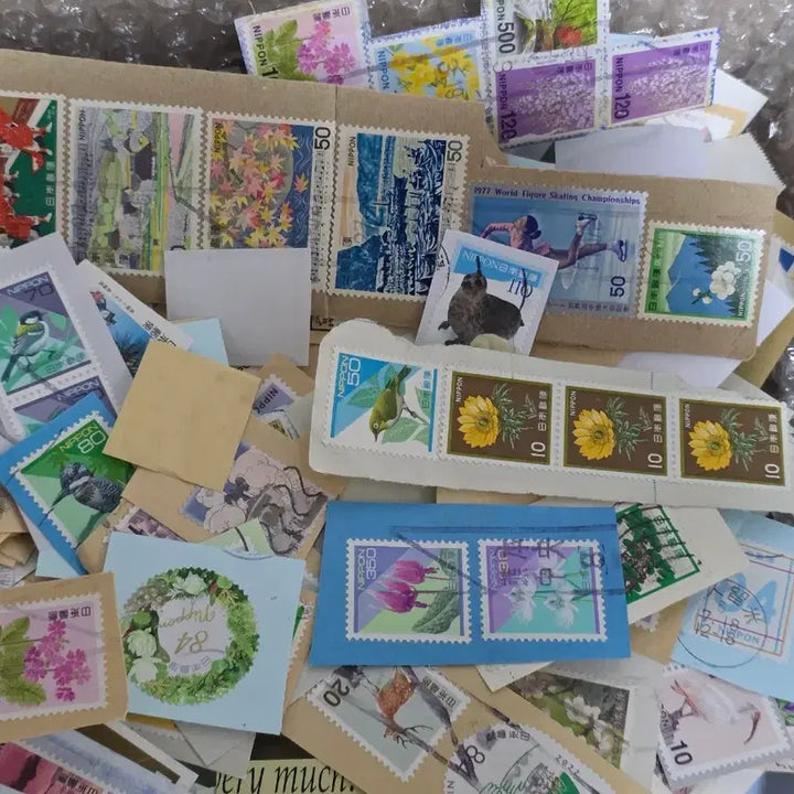 [BUNJANG] Assorted Japanese and International Stamps Bundle / 1. 일본 여러종류 우표 종이부착 된 우표와 해외우표 한박스 일괄 .