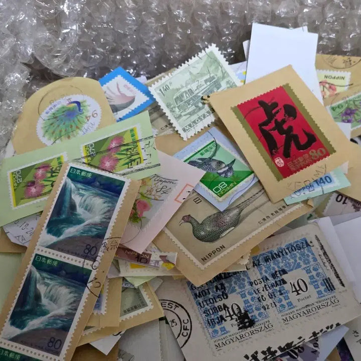 [BUNJANG] Mixed Japanese and International Stamps Bundle / 2. 일본 여러종류 우표 종이부착 된 우표와 해외우표 한박스 일괄 .