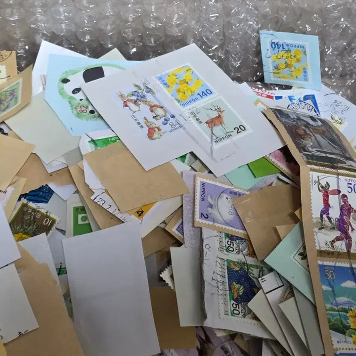 [BUNJANG] Mixed Japanese and International Stamps Bundle / 2. 일본 여러종류 우표 종이부착 된 우표와 해외우표 한박스 일괄 .