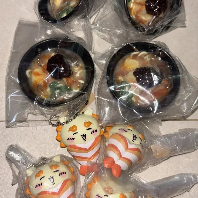 [BUNJANG] Chikawa Sushi Shisa &amp; Karai Ramen Gacha Set / (2종세트) 먼작귀 치이카와 시사 초밥 가챠 + 카라이 라멘 가챠