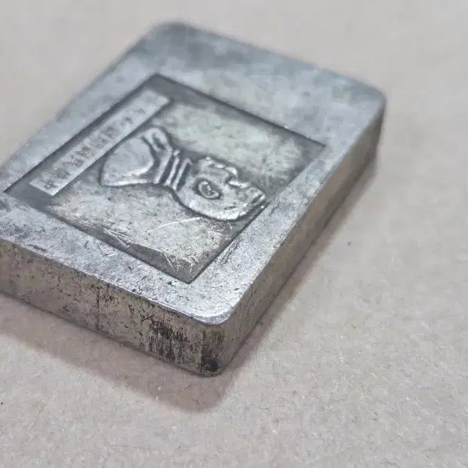 [BUNJANG] Silver Bar with Portrait / 인물이 찍혀있는 은색덩어리