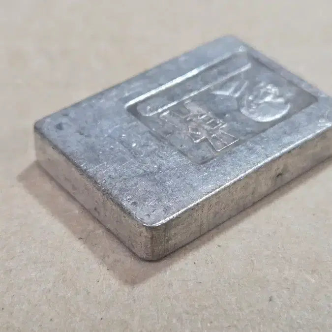 [BUNJANG] Unidentified Person Silver Bar / 인물이 찍혀있는 은색덩어리