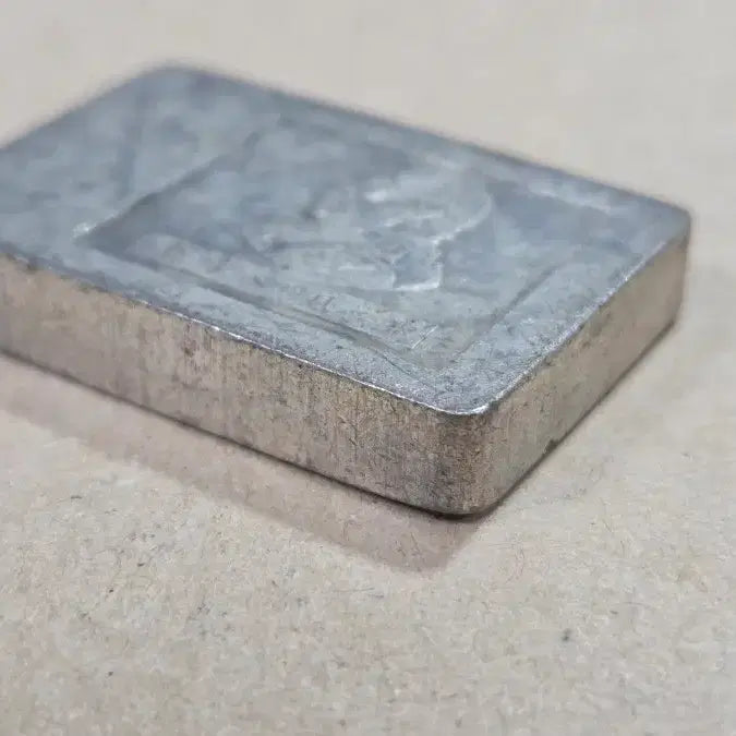 [BUNJANG] Silver Bar with Portrait Inset / 인물이 찍혀있는 은색덩어리