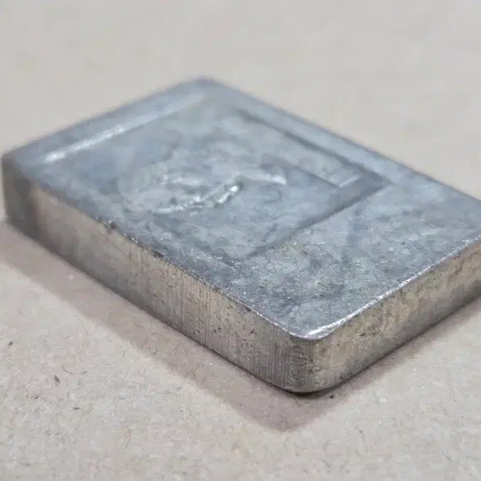 [BUNJANG] Silver Bar with Portrait Inset / 인물이 찍혀있는 은색덩어리