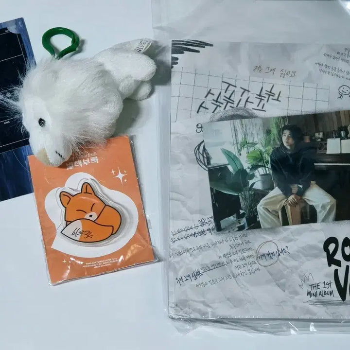[BUNJANG] Lee Mujin Mini 1st Album Room Vol.1 Sealed Bundle Set with Jason Tiger Keyring and Booklet Grip Talk / [굿즈+앨범] 이무진 미니 1집 Room Vol.1 미개봉 + 제이슨타이거 키링 + 별책부록 그립톡