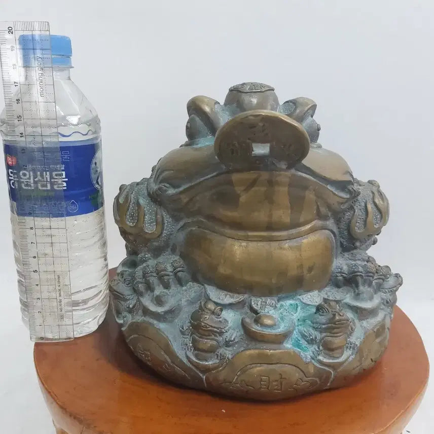 [BUNJANG] Manmuldang Brass Lucky Toad Figurine / 황동 복 두꺼비-  만물당. 소품용