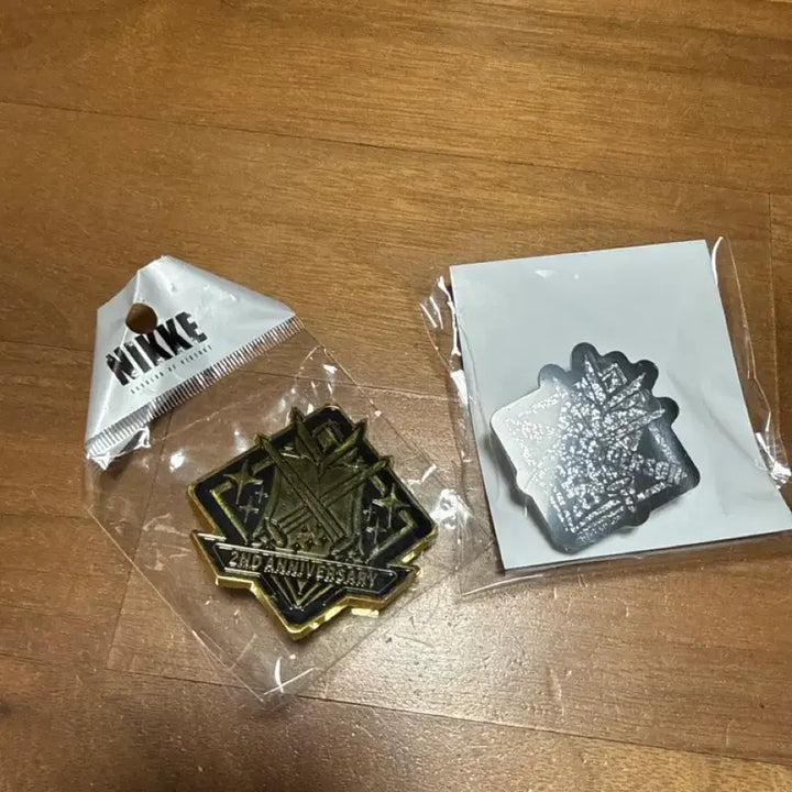 [BUNJANG] Niki 2nd Anniversary Badge Set / 니케 2주년 기념 뱃지