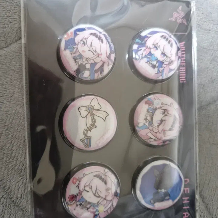 [BUNJANG] Denia Laser Collaboration Can Badge &amp; Sticker Set / 데니아레이저 콜라보 캔뱃지,스티커