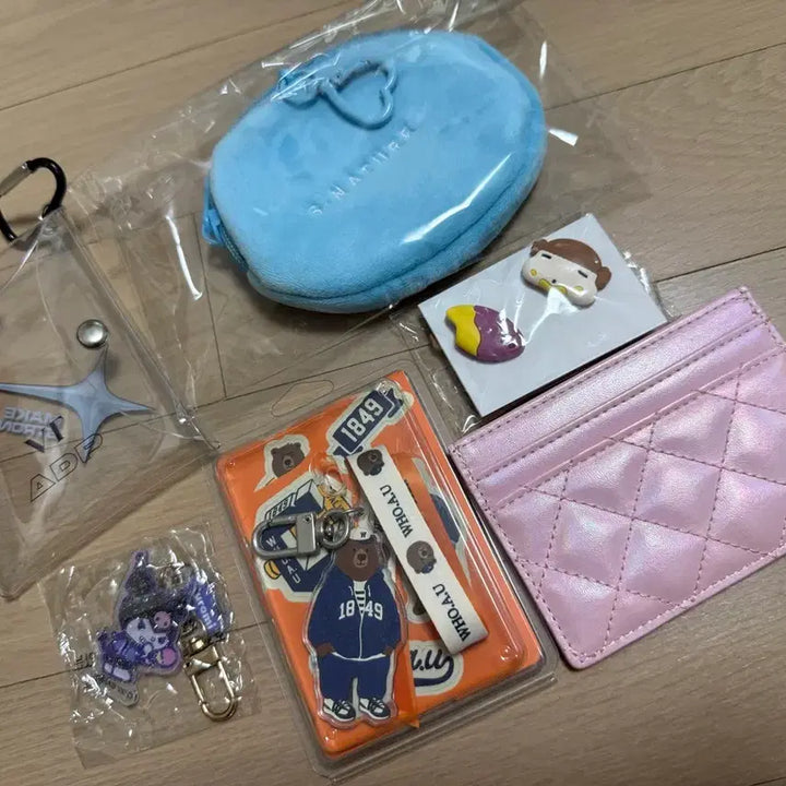 [BUNJANG] Hello Kitty 50th Anniversary Quilting Card Holder/Pouch/Keychain/Badge Set / 헬로키티 50주년 퀼팅 카드지갑/인형 파우치/키링/뱃지 세트