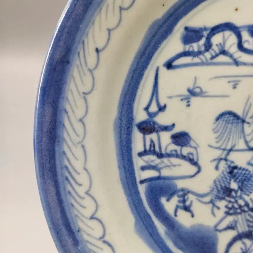 [BUNJANG] Qing Dynasty Qianlong Period Folk Kiln Blue and White Porcelain Plate with Landscape Figures and Pavilions / 청대 건륭 민요 청화 산수인물누각문 접시 중국도자기 골동품 고미술품 수집품